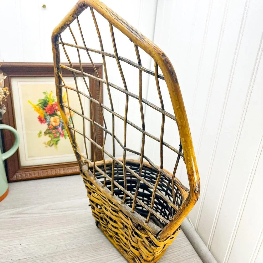 Peacock Wicker Wall Basket with Bamboo Trim‎